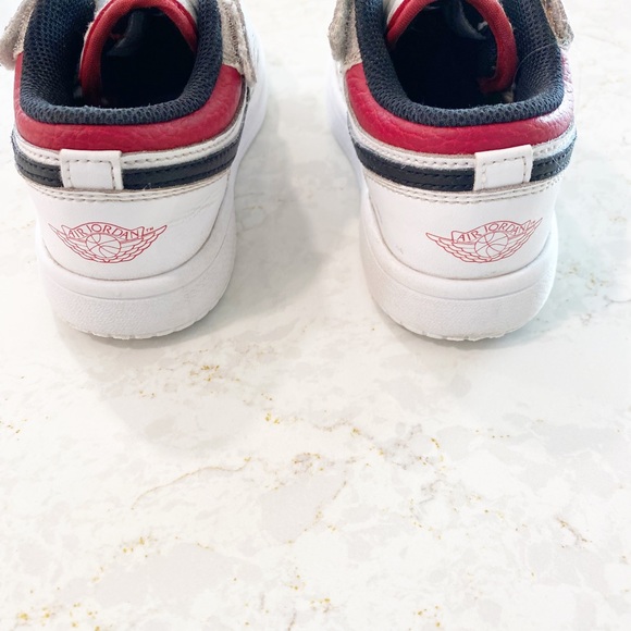 Jordan 1 Alt Sneakers - Picture 5 of 8
